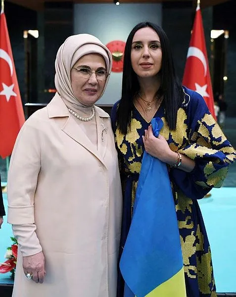 Devlet Ana Emine Erdoğan savaş mağduru Ukraynalı çocuklarla iftarda bir araya geldi! "Nobel Barış Ödülü'ne layık olduğu gün gibi aşikâr"-4