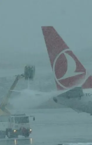 İstanbul'da hava trafiğine kar engeli