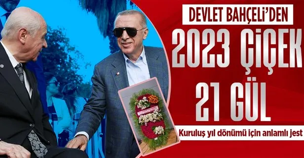 MHP lideri Devlet Bahçeli’den AK Parti’nin kuruluşunun 21. yılında anlamı jest: 2023 çiçek 21 güllü çelenk