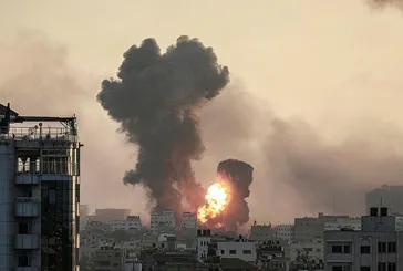 Gazze'de yürek yakan görüntü: Filistinli baba, bombardıman korkusuyla ağlayan çocuklarını teselli etti