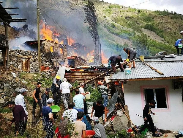 Son dakika: Artvin'in Yusufeli ilçesindeki yangın kontrol altına alındı! Yaklaşık 20 ev kullanılamaz hale geldi-3