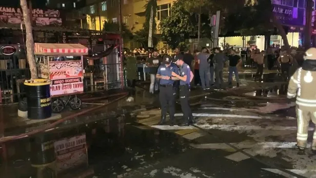 İstanbul Sultanbeyli'de bir restoranda patlama! 3 araç zarar gördü-3