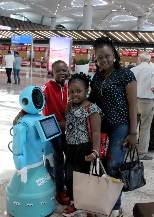 İstanbul Havalimanı'nda danışma robotları göreve başladı-5