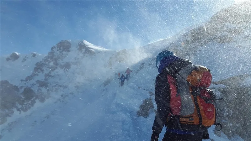 everest-yolunda-30-metrelik-engel-mahsur-kalan-yuzlerce-dagci-icin-yeni-rota-1777469994332.jpg Everest yolunda 30 metrelik engel: Mahsur kalan yüzlerce dağcı için yeni rota-3