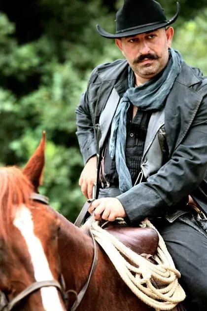 Hangi Ünlü Kimlerle Aşk Yaşadı