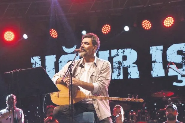 divaya-servetlik-hediye-1659985183453.jpeg Uşak'ta sahne alan Bülent Ersoy'a servetlik hediye!-6