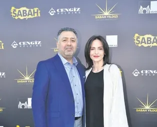 Ünlü yapımcı Mustafa Uslu ile eşi Sinem Hanım ikiz bebeklerini kucaklarına adı