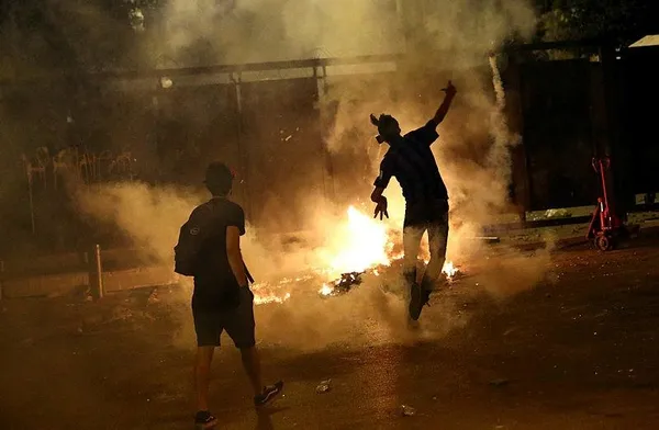 Lübnan'da tansiyon düşmüyor! Beyrut'ta güvenlik güçlerinden protestoculara müdahale-1