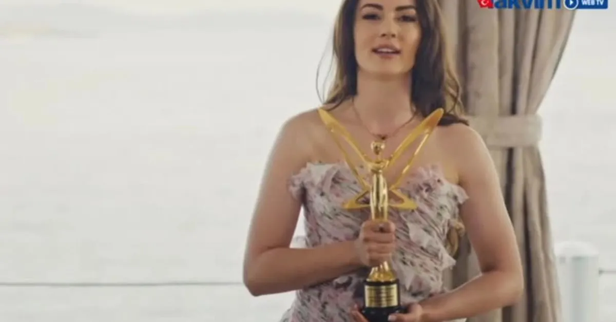 sen de mi be burcu ozberk sanilanin aksine burcu ozberk de estetik harikasi cikti iste burcu nun estetiksiz hali videosunu izle takvim tv