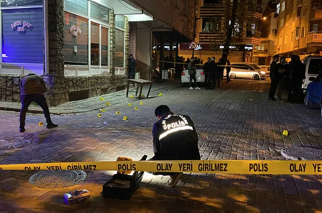 İstanbul'da sokak ortasında silahlı çatışma! Ortalık savaş alanına döndü: 3 yaralı