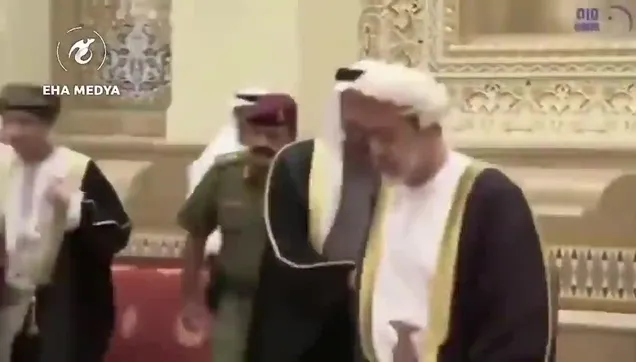 Umman'ın yeni sultanı Al Said ABD'nin maşası BAE prensi Muhammed Bin Zayed'in elini sıkmadı!
