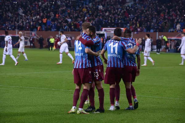 firtina-kaldigi-yerden-devam-trabzonspor-evinde-hataysporu-2-0la-gecti-1639839966313.jpg Fırtına kaldığı yerden devam! Trabzonspor evinde Hatayspor'u 2-0'la geçti-3