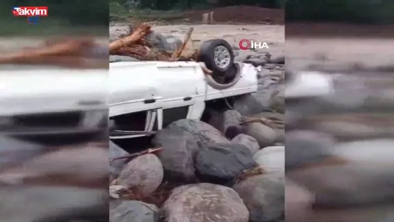 Rize’de 2 araç sel sularına kapıldı