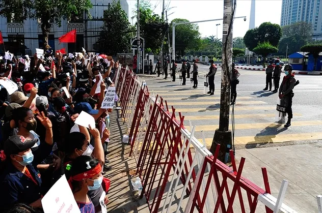 Myanmar'da darbe! Polis plastik mermiyle müdahale etti! 27 kişi gözaltına alındı