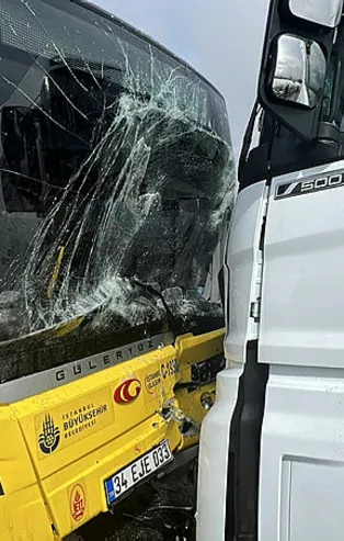 SON DAKİKA! Sancaktepe'de İETT otobüsü ile TIR kafa kafaya çarpıştı