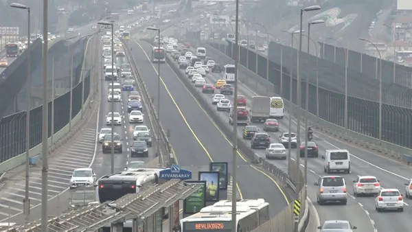 son-dakika-istanbul-trafik-durumu-kisitlama-kalkti-trafik-yogunlugu-yuzde-70e-dayandi-1615030947962.jpg