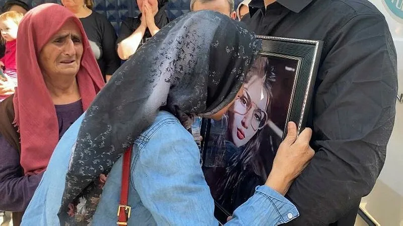 Uşak'ta ölü bulunan Pelin Karaca toprağa verildi-4