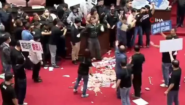Tayvan'da iğrenç olay! Mecliste kavga çıktı bağırsaklar havada uçuştu
