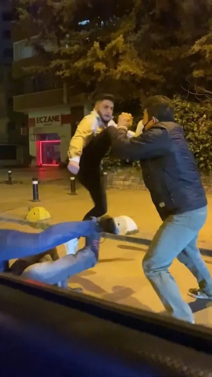 Kadıköy'de uçan tekmeli kavga!