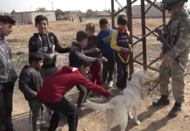 Mehmetçik, Suriyeli çocuklarla oyun oynadı, köpek sevdi-1