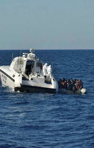 Son dakika: Çanakkale'de Yunan sahil güvenliğinin Türk kara sularına ittiği sığınmacılar kurtarıldı