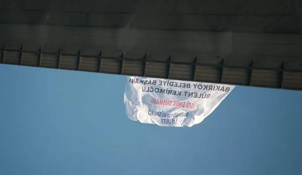 bakirkoy-belediyesinde-63-gundur-grevde-olan-isciler-15-temmuz-sehitler-koprusune-pankart-astilar-1640514188328.jpg Bakırköy Belediyesi'nde 63 gündür grevde olan işçiler 15 Temmuz Şehitler Köprüsü'ne pankart astılar-5