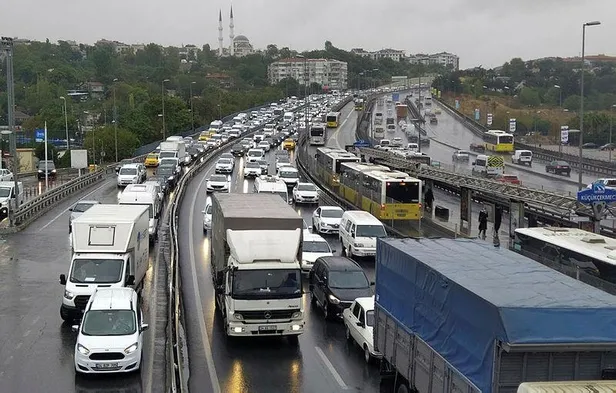son-dakika-istanbulda-trafik-cilesi-bitmek-bilmiyor-yogunluk-yuzde-80e-dayandi-1633102117679.jpeg