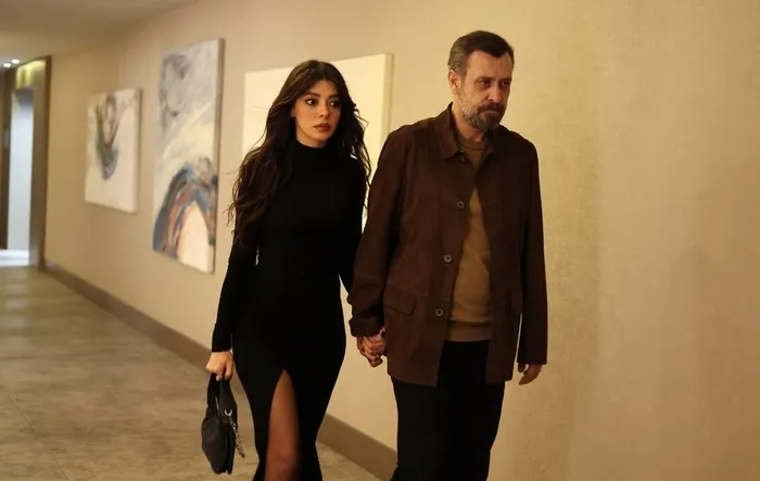 aile-dizisi-patir-patir-dokuluyor-seyirci-sokta-2-basrol-oyuncudan-ayrilik-karari-geldi-bir-de-final-soku-1703069440968.jpg Aile dizisi patır patır dökülüyor seyirci şokta: 2 başrol oyuncudan ayrılık kararı bir de final...-6