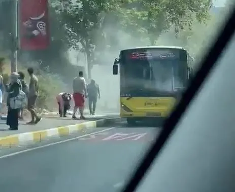 Sarıyer'de İETT’ye ait bir otobüsün motoru alev alev yandı!-1
