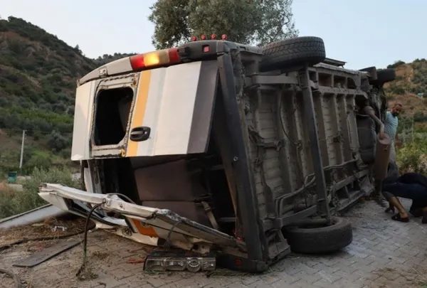 manisada-feci-kaza-ogrencileri-tasiyan-minibus-sarampole-yuvarlandi-1690399197931.jpeg