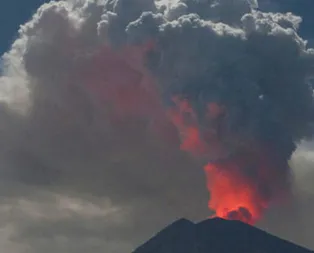 Endonezyada yanardağ patlaması! Küller 200 metreye kadar çıktı:Turistler tahliye edildi