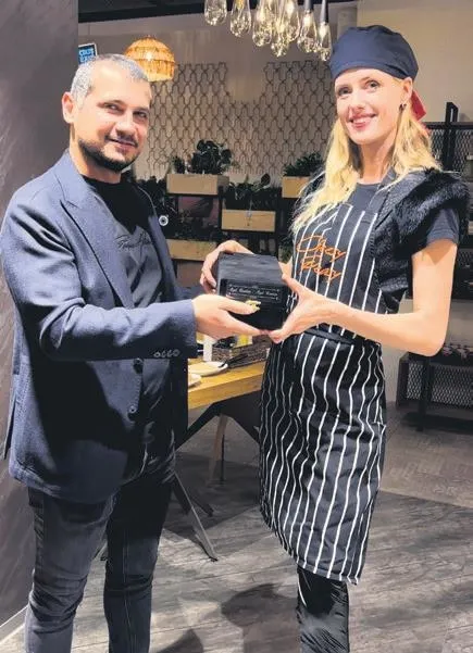 meme-kanserinde-sembol-haline-gelen-pembe-top-9-kez-saha-indi-hava-atisini-unlu-oyuncu-pinar-deniz-gerceklesti-1666479779161.jpeg Meme kanserinde sembol haline gelen Pembe Top 9. kez saha indi! Hava atışını ünlü oyuncu Pınar Deniz gerçekleştirdi-6