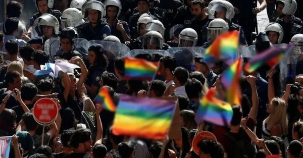 bogazici-universitesinde-sozlerini-degistirerek-istiklal-marsiyla-dalga-gecen-lgbtliler-hakkinda-sorusturma-1631690870078.jpg