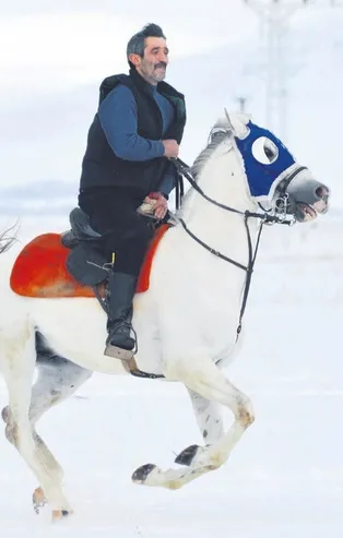 Erzurum'da atlı snowboard etkinliği büyük ilgi gördü