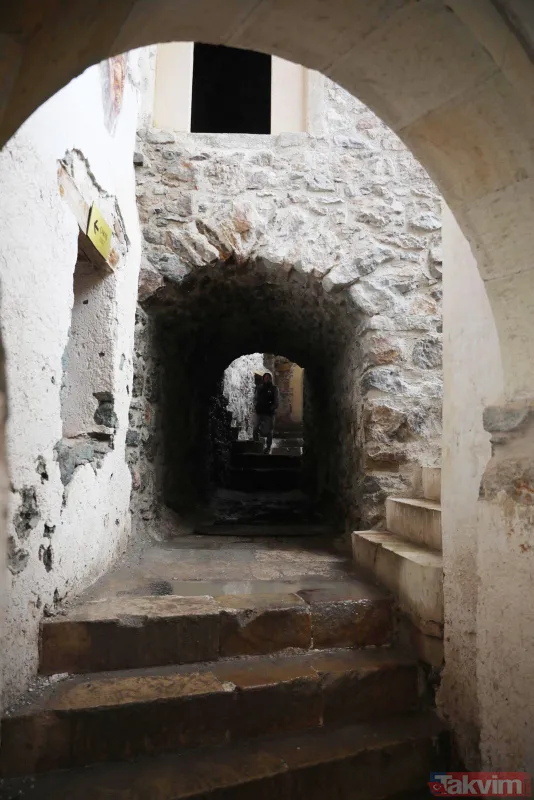 Geçmişi 1600 yıl öncesine dayanıyor: 360 tonluk kaya bitlendi iğneyle kuyu kazıp yeni odalar ortaya çıktı! Sümela Manastırı'na ziyaretçi akını - 23