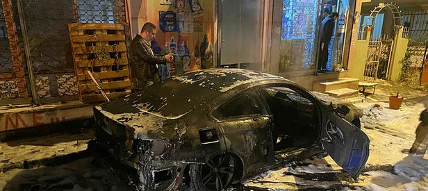 Fatih’te park halindeki lüks otomobil alev alev yandı