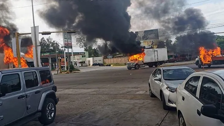 Meksika'da kartel çatışması: 8 ölü, çok sayıda araç yanıyor