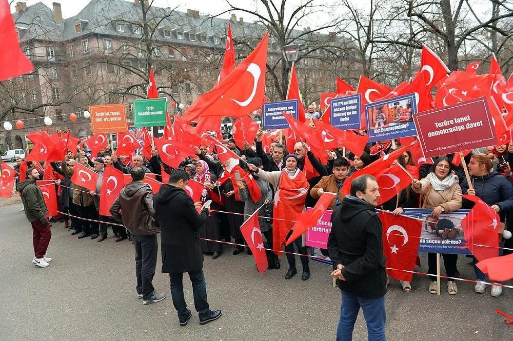 Avrupa'daki Türkler teröre karşı meydanlarda-1