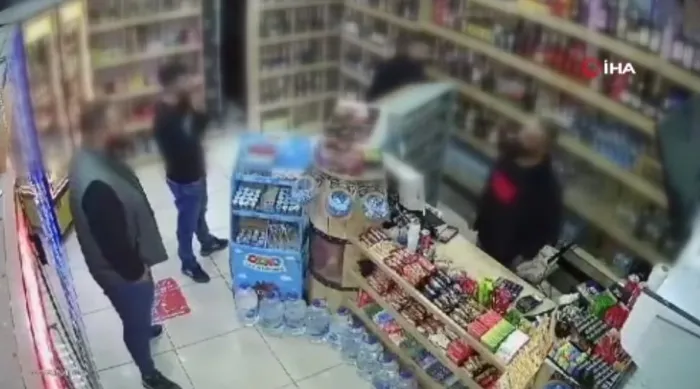 esenyurtta-tekel-bayisine-bir-silahli-saldiri-daha-goruntuler-kan-dondurdu-1701374529583.jpeg Esenyurt'ta tekel bayisine bir silahlı saldırı daha! O anlar güvenlik kamerasına böyle yansıdı-2
