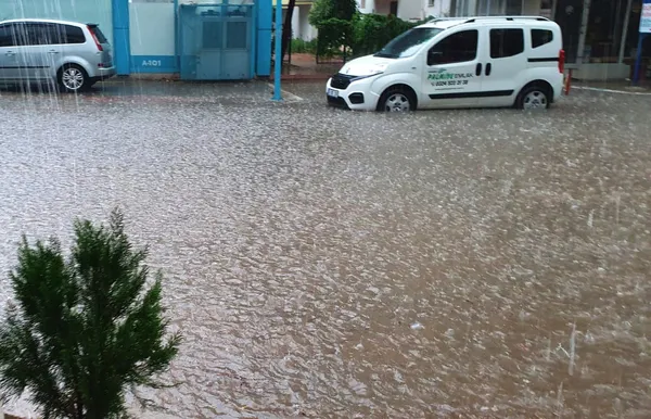 mersinde-saganak-yagis-felaket-getirdi-sel-sularina-kapilan-kadinin-cansiz-bedeni-bulundu-1669303285688.jpg Mersin'de sağanak yağış felaket getirdi: Sel sularına kapılan kadının cansız bedeni bulundu-2