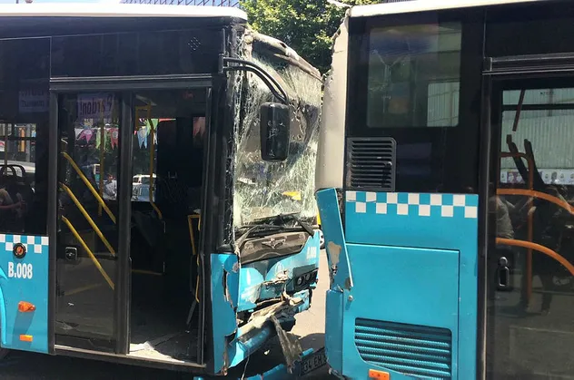 Şişli'de zincirleme kaza! Halk otobüsleri birbirine girdi