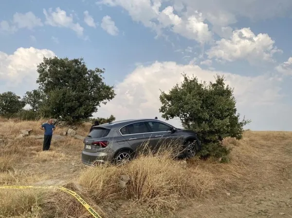 manisada-agaca-carpan-otomobilin-icinde-hayrete-dusuren-goruntu-bilekleri-ve-boynu-kesilmis-erkek-cesedi-bulun-1692306041680.jpeg Manisa'da ağaca çarpan otomobilin içinde hayrete düşüren görüntü! Bilekleri ve boynu kesilmiş erkek cesedi bulundu-3