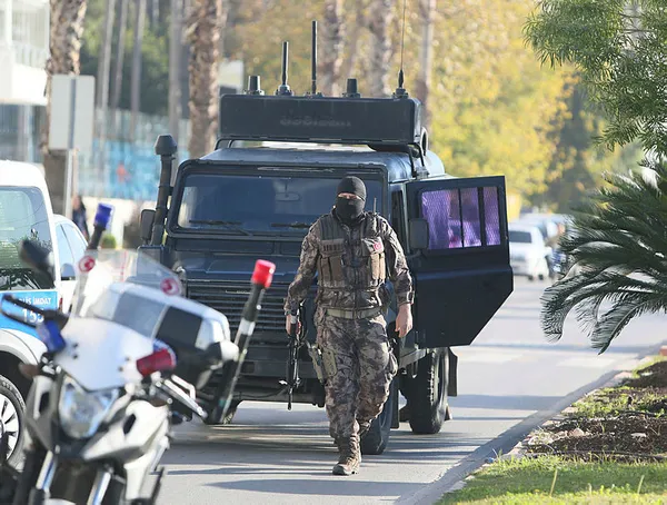 son-dakika-antalyada-bankada-soygun-girisimi-bomba-var-diyerek-etkisiz-hale-getirdi-1576569407990.jpg