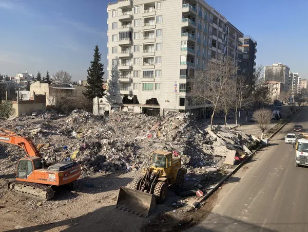 deprem-konutlarinda-ilk-teslim-bayramda-bakan-murat-kurumdan-kilicdarogluna-tepki-sirtinda-kufe-yok-bos-vaatle-1681153675259.jpg Deprem konutlarında ilk teslim bayramda! Bakan Murat Kurum'dan Kılıçdaroğlu'na tepki: Sırtında küfe yok, boş vaatler veriyor-5