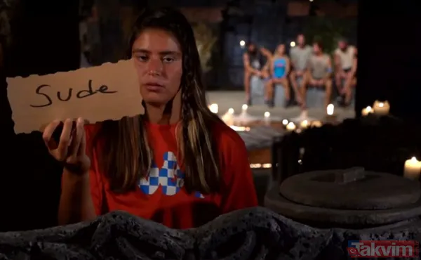 Survivor Ayşe Sude'den intikamını aldı dekolte meselesinde kan çıktı 'göz zevkimi bozuyor' Mert Öcal devreye girdi - 3