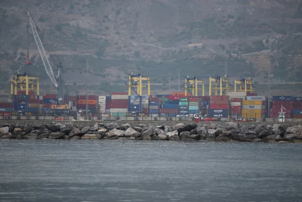 iskenderunda-yuk-bosaltmak-icin-iskeleye-yanasan-gemi-batti-1663483085591.jpg İskenderun'da yük boşaltmak için iskeleye yanaşan gemi battı-5