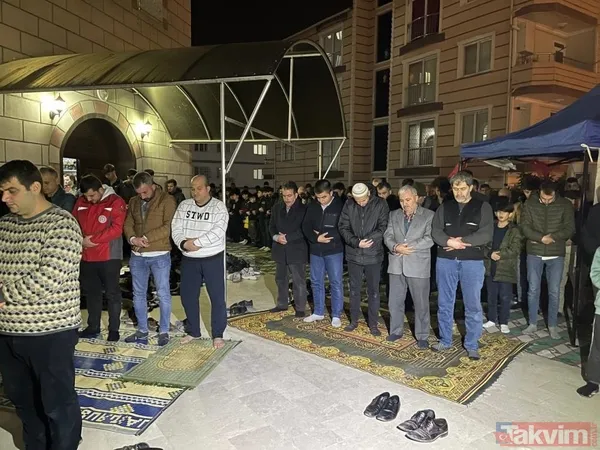 Deprem bölgesinde Miraç Kandili idrak edildi | Eller semaya açıldı! "İnşallah bir daha böyle acılar yaşamayız" - 10