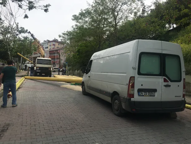 Kağıthane’de faciadan dönüldü! Kopan halat araca ok gibi saplandı-6