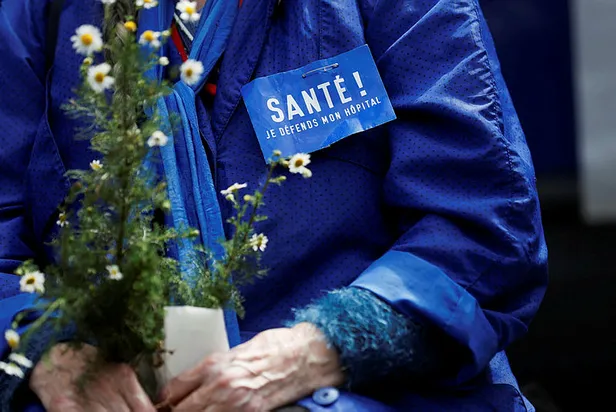 Fransa'da sağlıkçılar isyanda! Maaşların yetersiz olduğunu söyleyen göstericiler peş peşe istifa ediyor-5