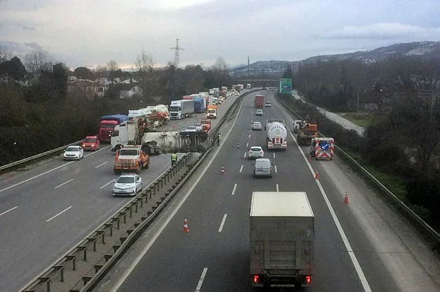 TEM'de feci kaza! Tanker devrildi trafik kilitlendi